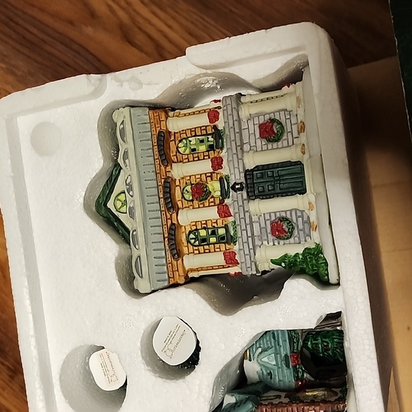 Beautiful VINTAGE KMART TRIM A HOME BAYBERRY CHRISTMAS VILLAGE - Picture 5 of 5